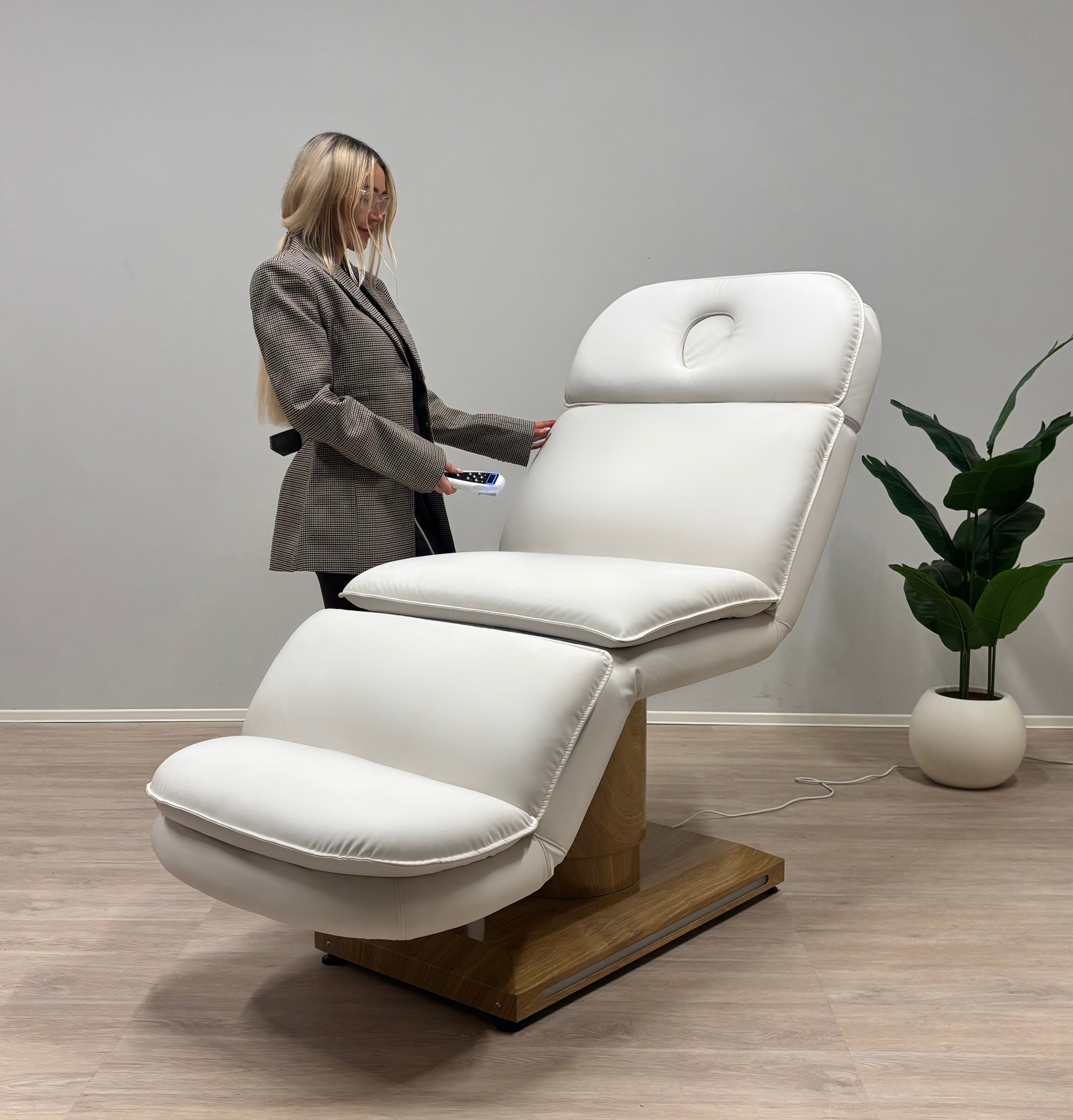 Really comfy beauty bed with foot control