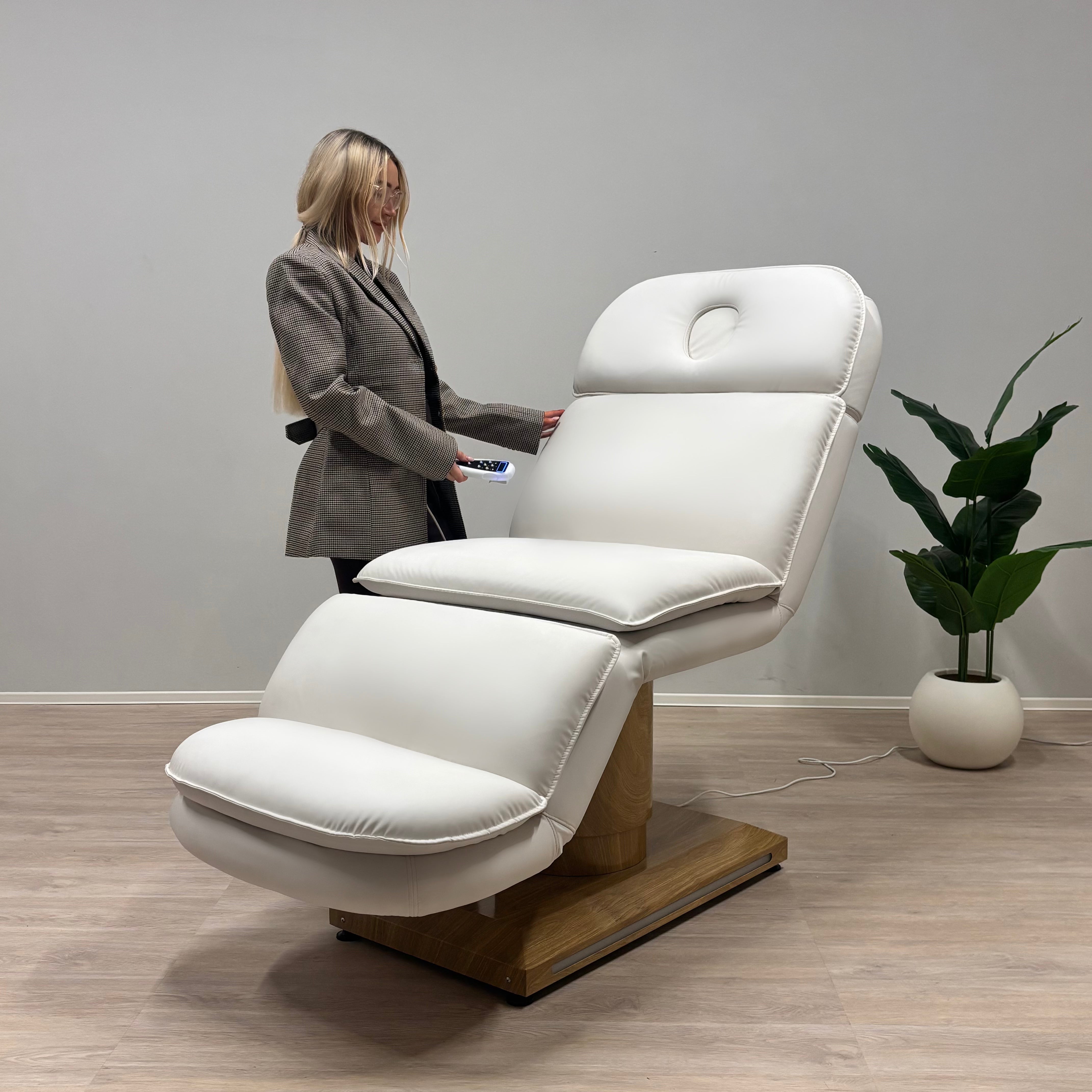 Really comfy beauty bed with foot control